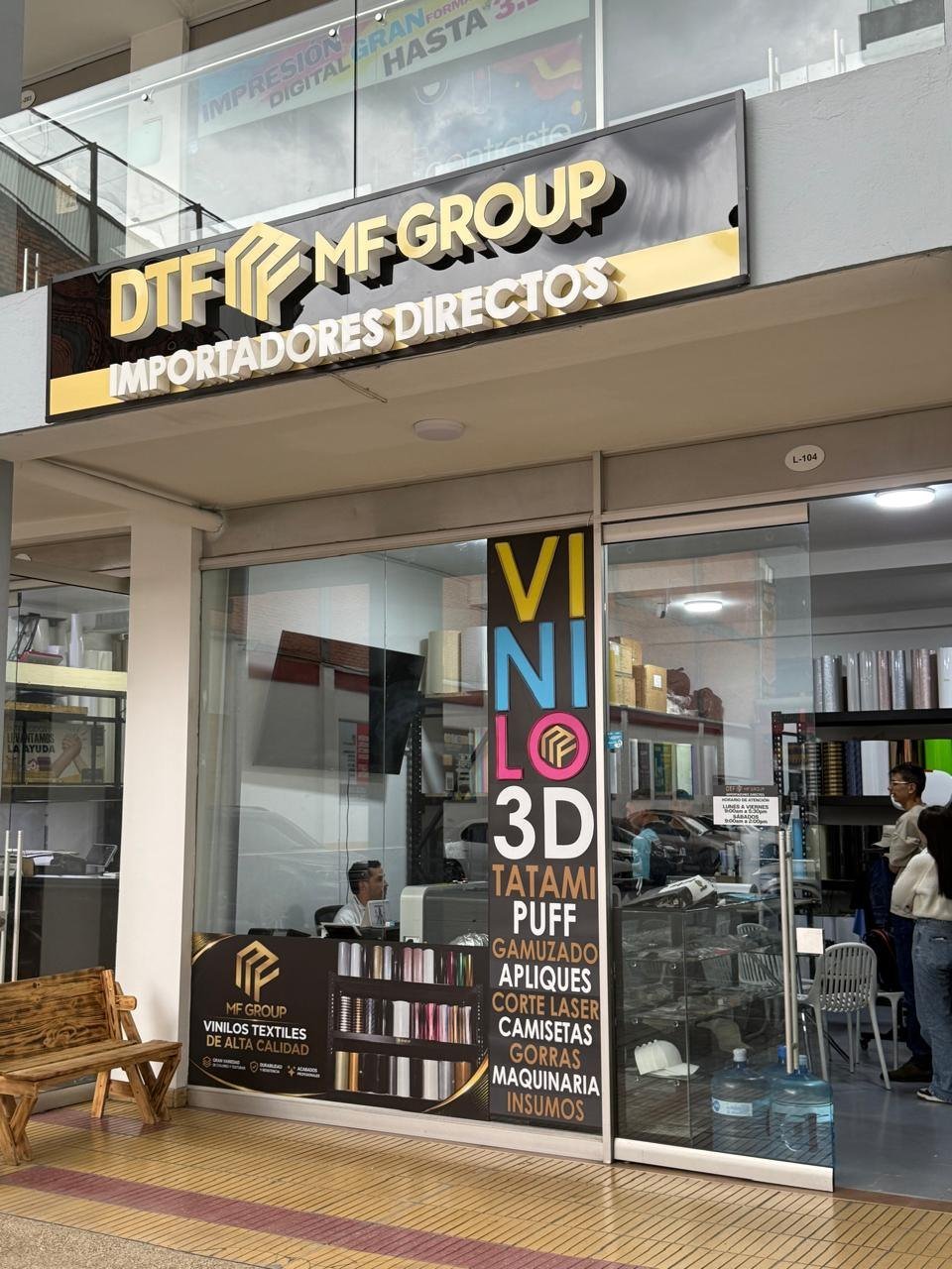 Fachada de la tienda DTF MF Group, importadores directos, en Click Centro Gráfico (local 104)